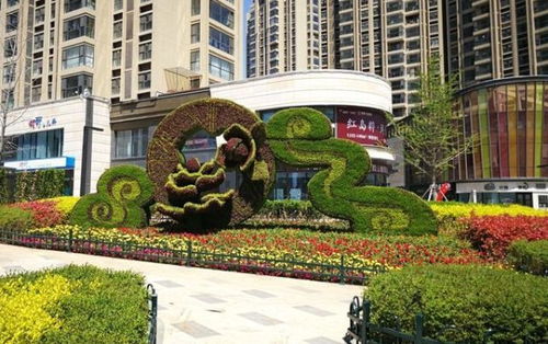 米老鼠卡通造型仿真綠雕批發(fā)價(jià)與松鼠小動(dòng)物綠雕廠家定制服務(wù)